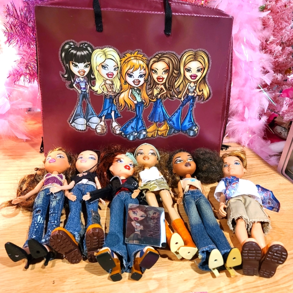LOT OF 6 BRATZ DOLLS W/FRINGE CASE!